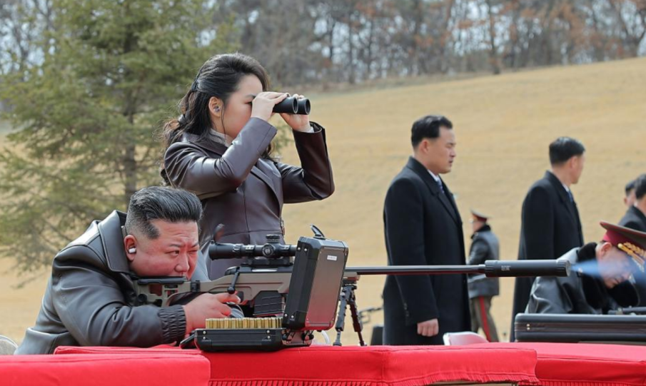 Ким Чен-ун тества пистолети заедно с дъщеря си във фабрика за боеприпаси