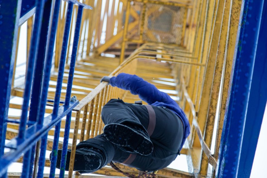 Работник бере душа след падане от 10 метра на строеж в Бургас