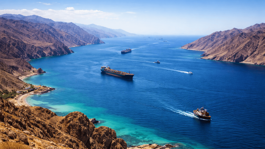 Моряци са в неизвестност след атаките срещу плавателни съдове в Ормузкия проток