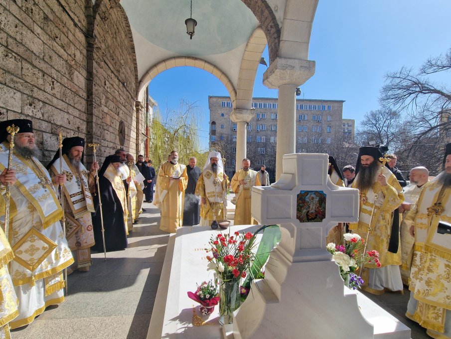 Отслужиха панихида в памет на патриарсите Кирил и Неофит