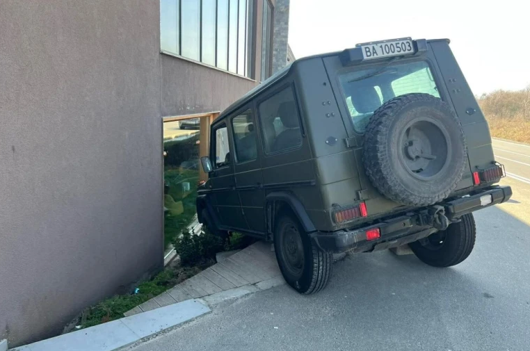 Военен джип хлътна в рибен ресторант на пътя за Калофер