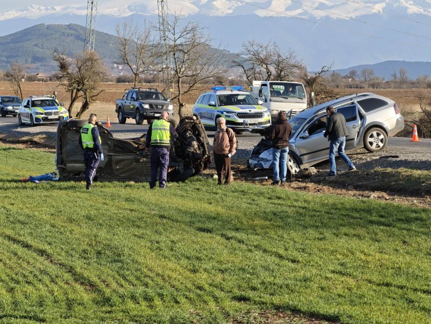 КЪРВАВ КУРБАН: Двама души загинаха, а четирима са тежко ранени при жестока катастрофа край Радомир