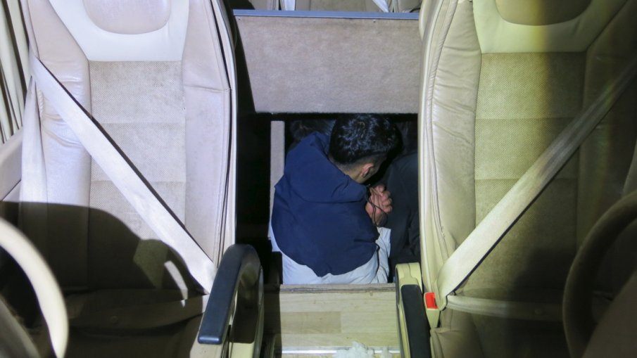 Граничари заловиха 10 нелегални мигранти в тайник на микробус