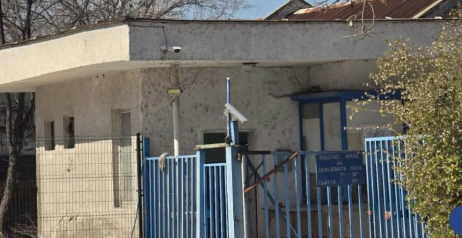 Разследват пожар в склад за детски играчки в Пловдив