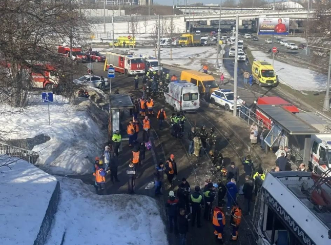 Десетки ранени, сред които 5 деца, при удар между два трамвая в Москва (СНИМКИ)