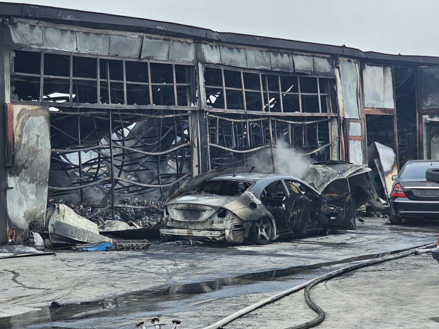 Пожар изпепели 50 коли в автоморга край Хасково