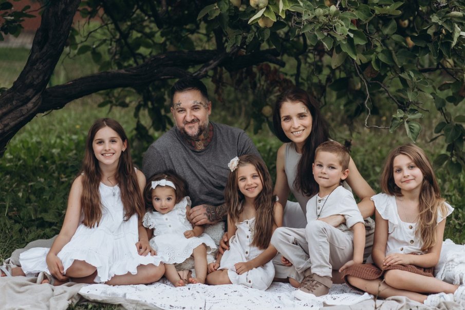 Майка на пет деца със зов за помощ: След смъртта на бащата - известен композитор, семейството се нуждае от средства