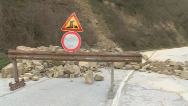 Месец под блокада: Свлачище от Трапезица спря движението на основен път във Велико Търново