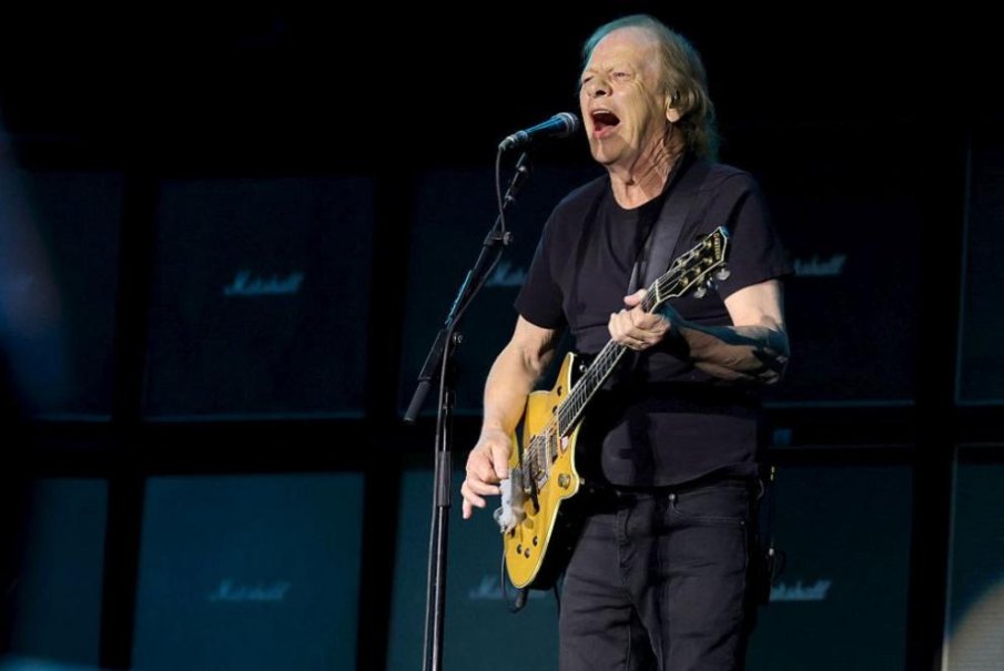 Китаристът на AC/DC Стиви Йънг е приет в болница