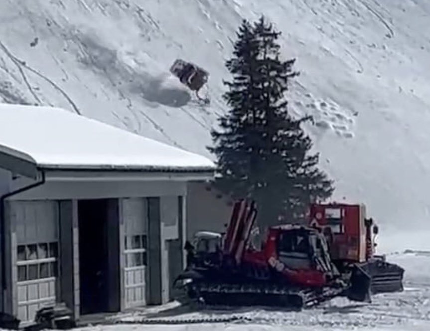 Силен вятър откачи кабинка на лифт в ски курорт, има загинал (СНИМКИ)