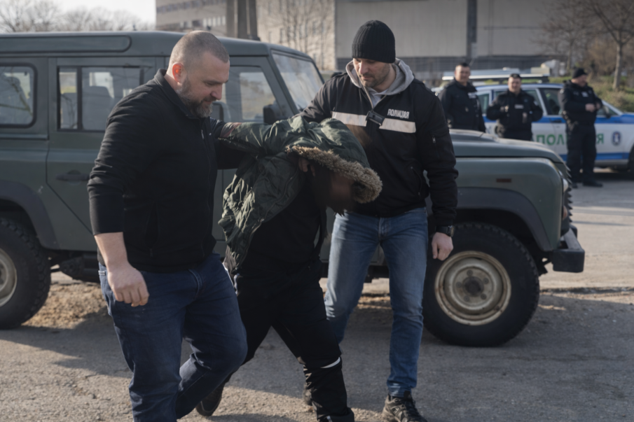 Арести в Бугас: 10 задържани при спецакция срещу купения вот и разпространението на дрога