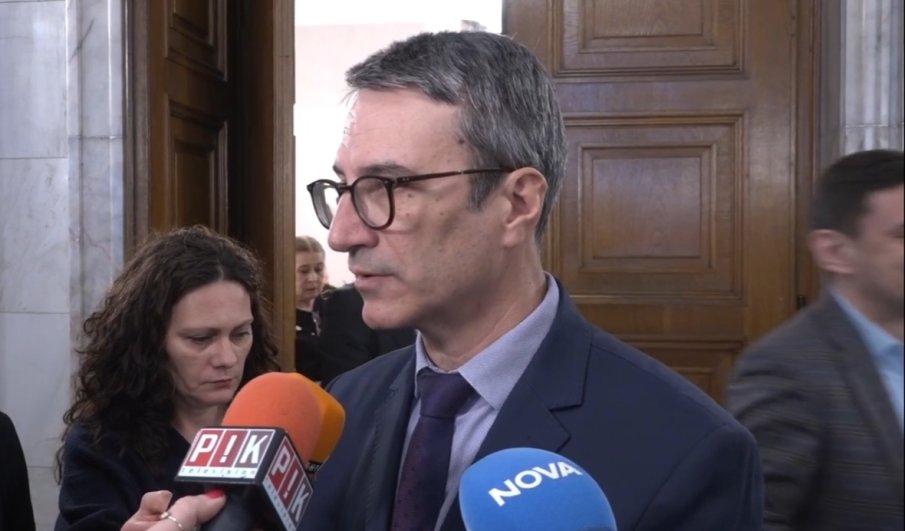 СРАМ И РЕЗИЛ! Енергийният министър Трайчо Трайков мълчи гузно за изявата на колежката му Мария Недина, че въглищните централи ще потънат като Титаник (ВИДЕО)