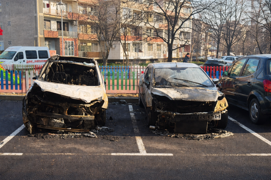 Разследват умишлен палеж на автомобили в Казанлък