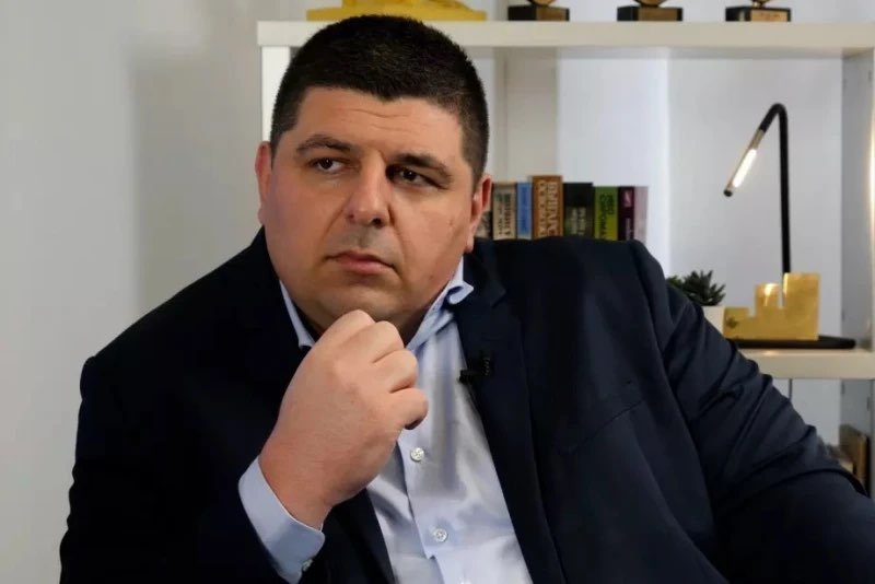 ЩЕ СЕ САМОИЗЯДАТ! Ивайло Мирчев призна за изнудване от ПП и Асен Василев, но не каза как се озова начело на листа, въпреки че грубо потъпка закона и набута с измама децата си в детска градина