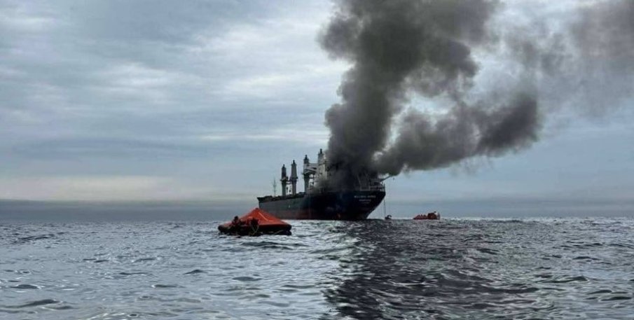 Кораб е ударен и гори край Ормузкия проток