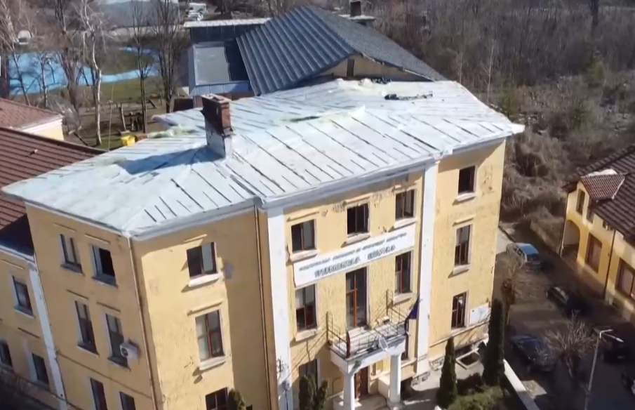 БЕЗОБРАЗИЕ! Година след пожара - Националната гимназия по приложни изкуства в Трявна е без покрив