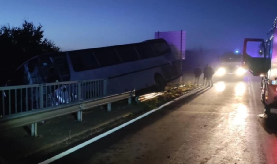 КАТАСТРОФА: Автобус падна в дере край Ловеч