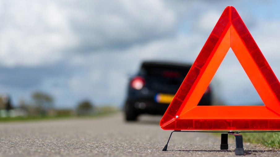 Мъртвопиян катастрофира, сложи триъгълник и избяга пред очите на полицаи