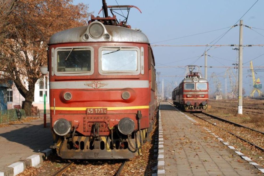 Задържаха мъж, счупил панорамното стъкло на локомотив на жп гара Роман