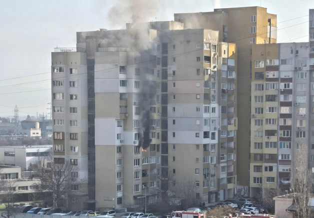 Пожар пламна в блок в столичен квартал, евакуират живущите (ВИДЕО)