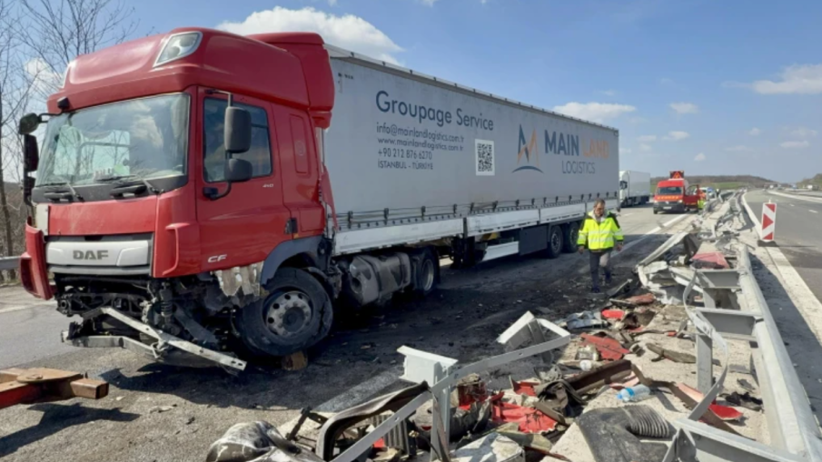 Турски ТИР катастрофира на магистрала Марица