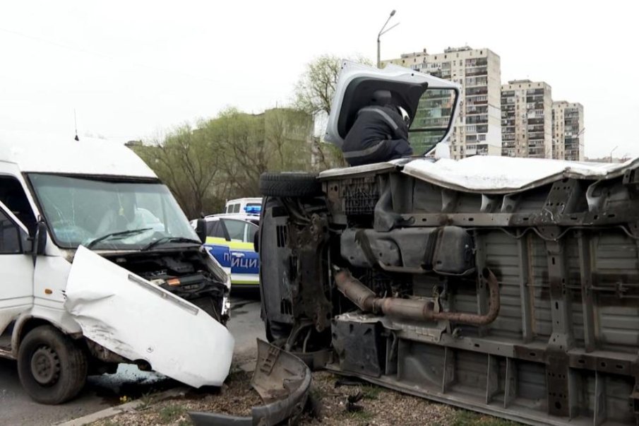 Пътнически и товарен бус се удариха в Ямбол (СНИМКИ)