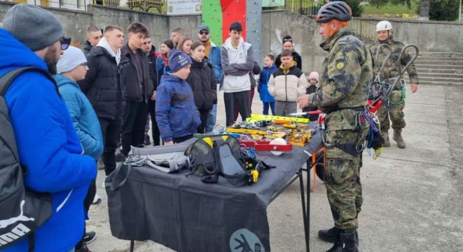 Деца на военнослужещи, загинали при или по повод изпълнение на военната служба, посетиха 101-ви алпийски полк