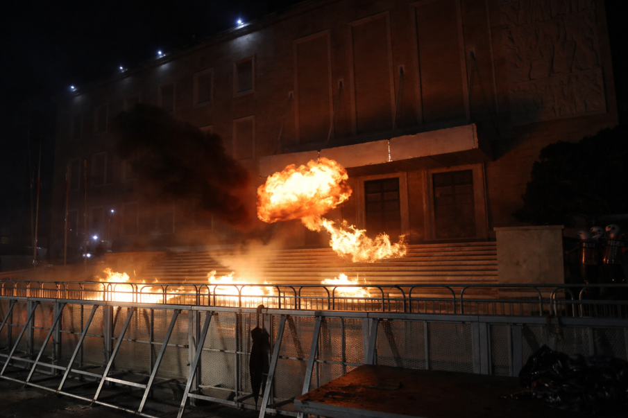 Коктейли „Молотов“ и пиратки летяха по сградите на институции в Тирана