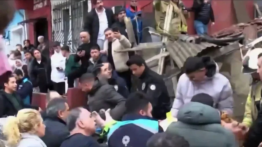 Две сгради рухнаха в Истанбул