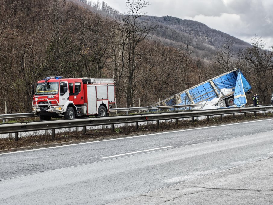 ТИР падна в канавката на магистрала Тракия“,