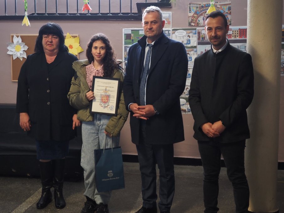 ИМА НАДЕЖДА: Ученичка намери портфейл с 400 евро и го предаде непокътнат. Парите били пенсията на 90-годишен