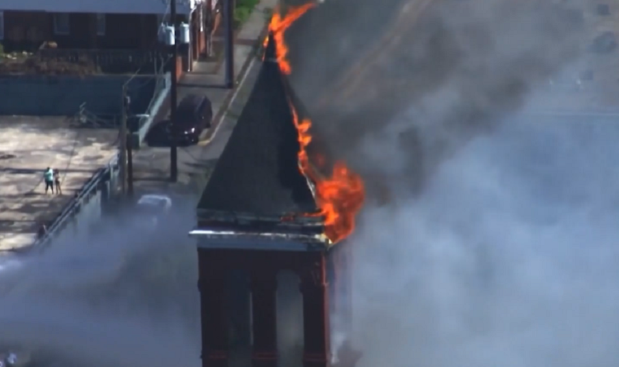 Пожар изпепели историческа сграда в Рим