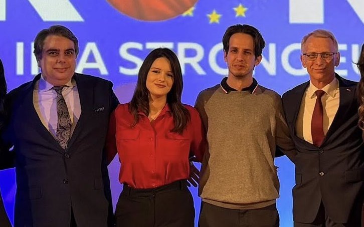 МОДА ЛИ Е, ЧУДО ЛИ Е! 22-годишна кандидат-депутатка на ППДБ хвъли в шок Мрежата - цъфна на откриването на кампанията с криви нокти като на граблива птица (СНИМКИ)