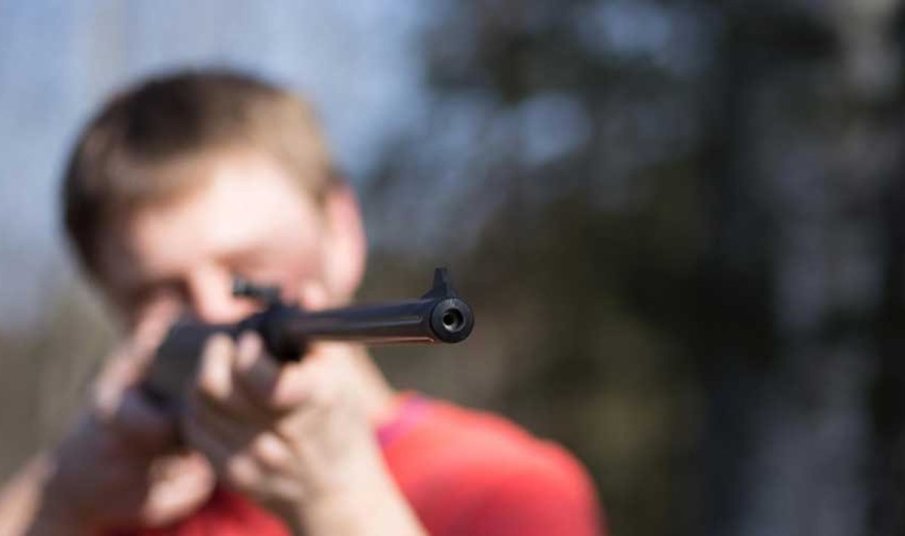 ИГРАЧКА-ПЛАЧКА: Дете простреля дете с въздушна пушка