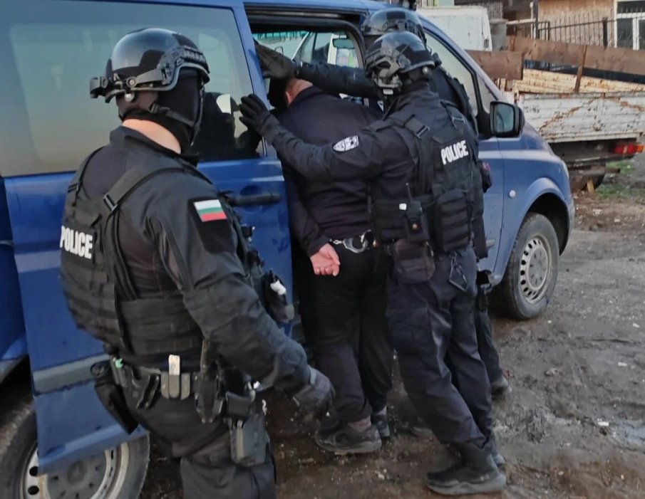 Шестима арестувани при акция срещу купуването на гласове в Бургас