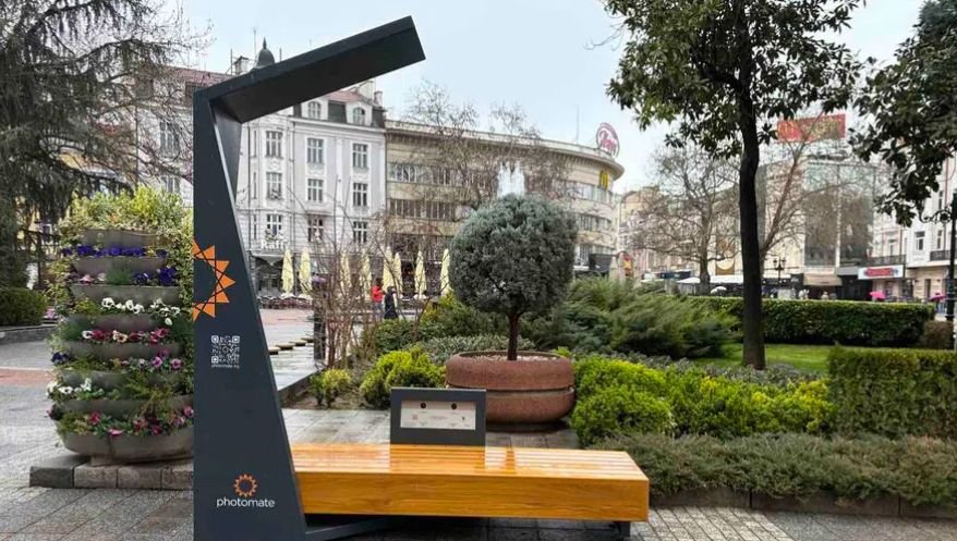 Инсталираха соларна пейка пред Община Пловдив