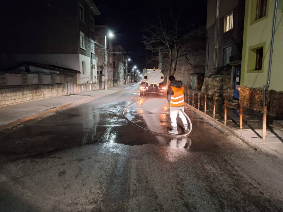 Мият, чистят и кърпят улиците в Шумен