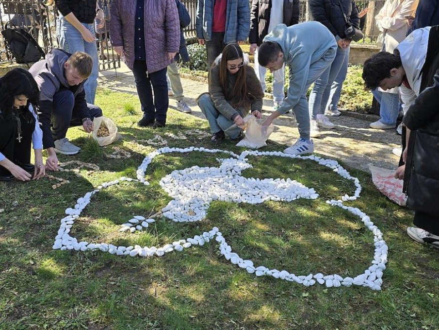 Ученици от Добрич създадоха гълъб на мира за Благовещение