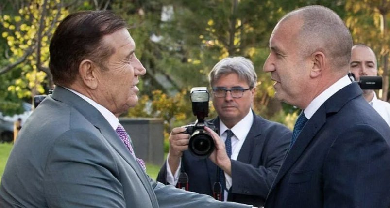 КОЙ РАЗПОРЕДИ ТОВА БЕЗОБРАЗИЕ олигархът Николай Вълканов да се снима до видния прогресист и борец с олигархията Радев