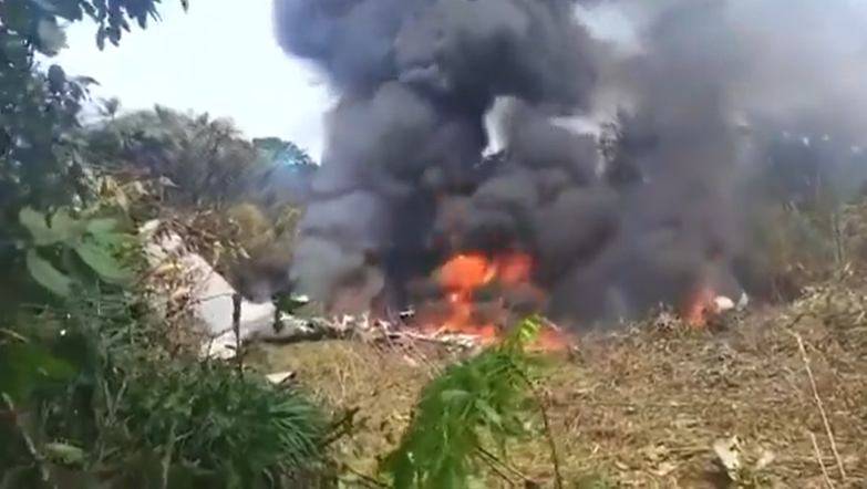 Военен самолет се разби в Колумбия, има жертви (ВИДЕО)