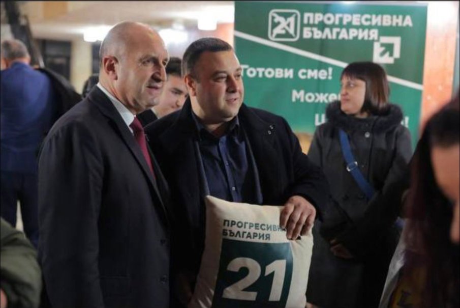 ПОТРЕС КАМПАНИЯ! Скандалният бивш кмет на Омуртаг Ешреф Ешрефов се СНИМА с възглавничка до Румен Радев