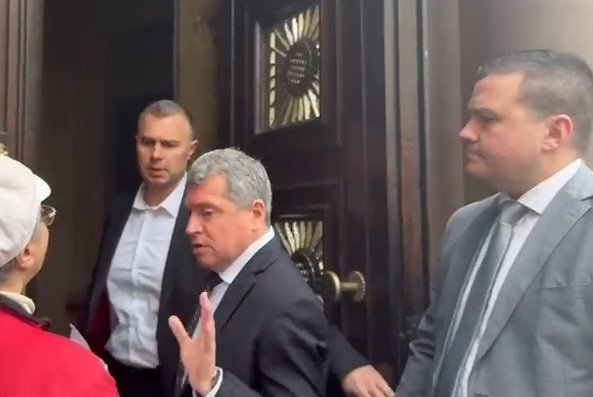 НАПРЕЖЕНИЕТО СЕ ПОКАЧВА! Всички депутати на ИТН отидоха в президентството, Йотова обеща да ги приеме със закъснение. Хората на Слави заговориха за импийчмънт (ВИДЕО)