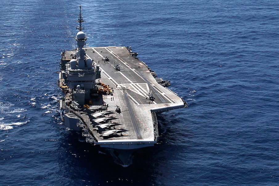 Френският самолетоносач Шарл де Гол акостира на остров Крит