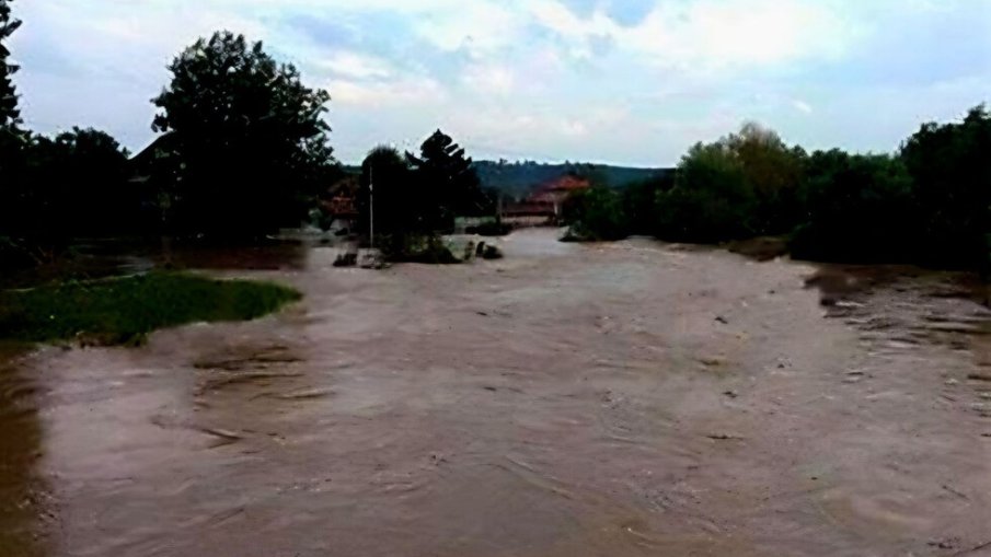 БЕДСТВИЕ: Река Черни Лом преля в село Априлово