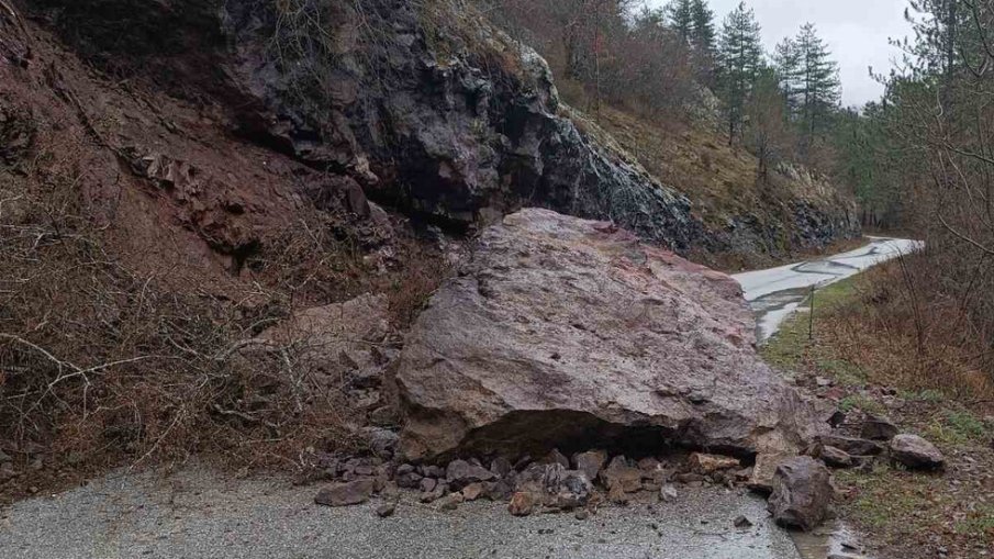Паднала скала прекъсна пътя Белица - Загражден, валежите активираха свлачищата в Родопите