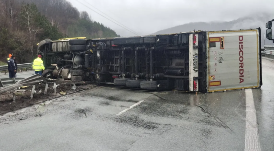 ТИР се обърна на АМ „Хемус“ след първия тунел към Ботевград