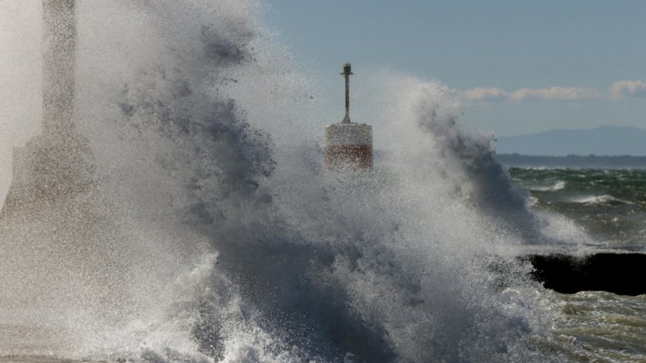 Апокалипсис в Гърция - буря затвори пристанища и училища