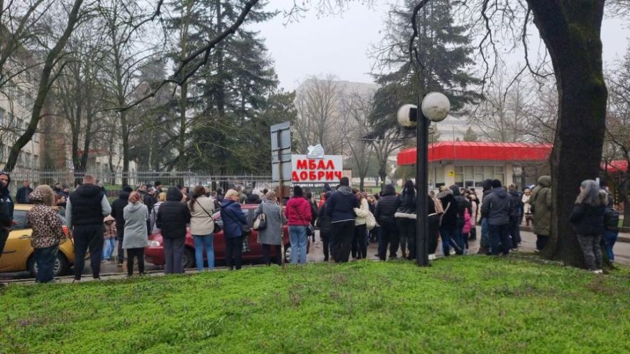 Почернени близки с протестно бдение пред болницата в Добрич след смъртта на 4-годишно дете
