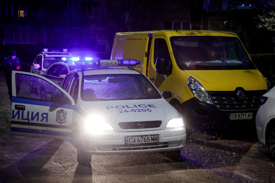 ЛУД ЕКШЪН: Задържаха бус с мигранти в столичен квартал (СНИМКИ)