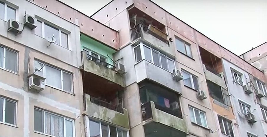 Прокуратурата работи по версията дали детето от Ямбол е било умишлено оставено на терасата